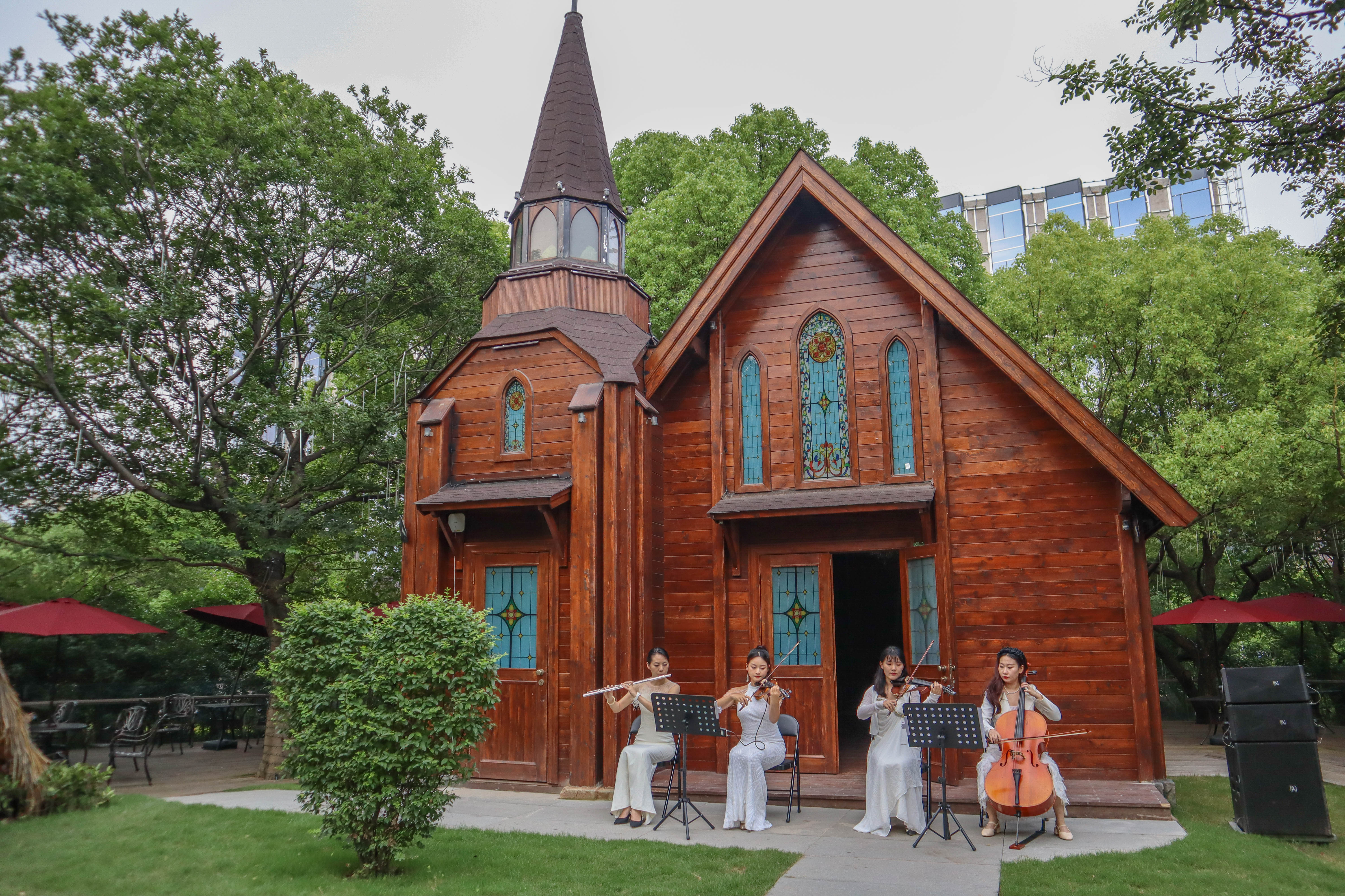 上海迪士尼值得玩的地方,上海迪士尼乐园周末人山人海