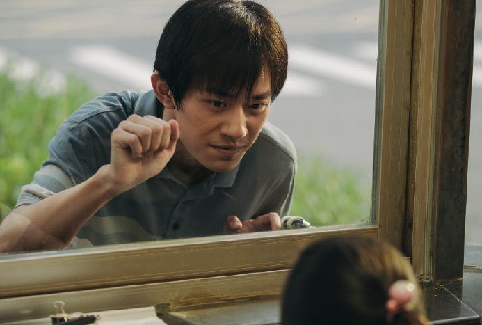 易烊千玺王传君祝福众人反应视频,王传君评价易烊千玺