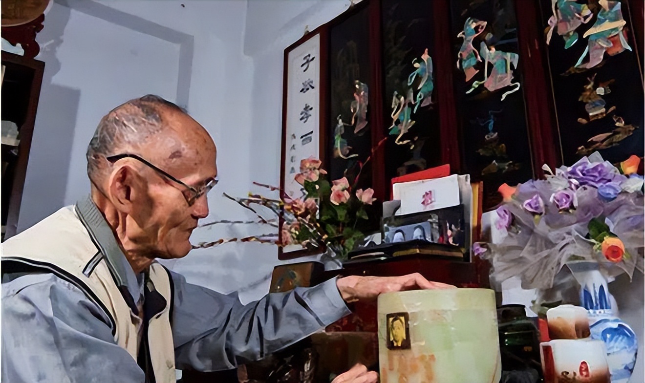 92年香港机场检测仪突然报警,安保拦住台湾律师,搜包后当即报警