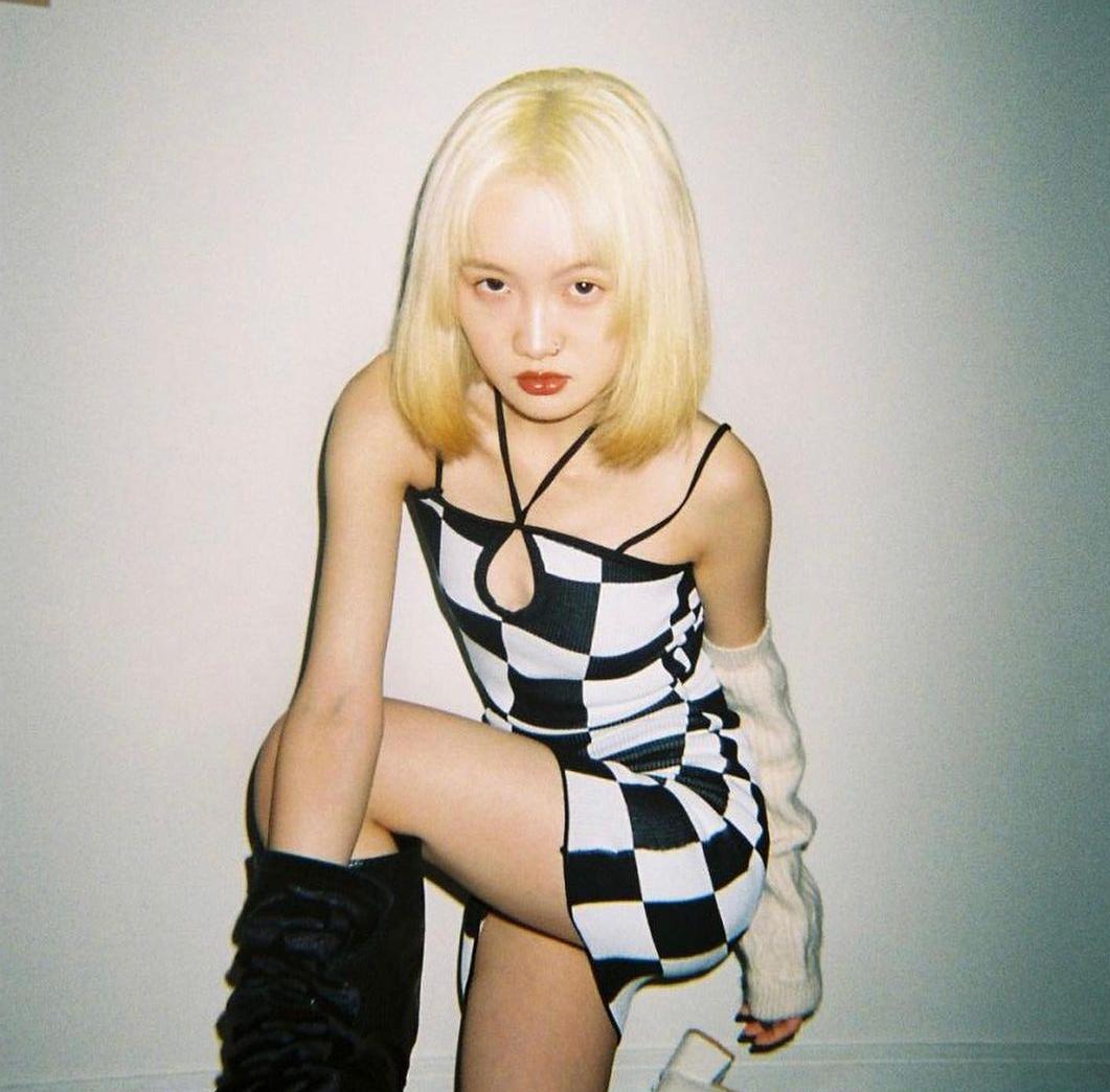 黄色短发男生,短发微潮色