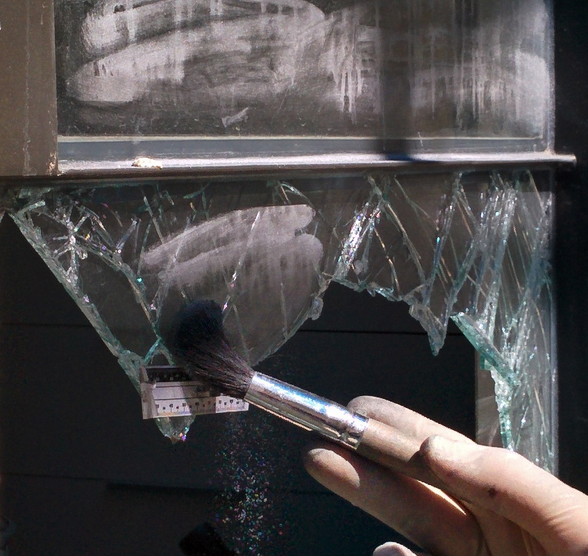 为逃脱警察追踪将尸体扔到硫酸池,为逃避追捕将自己埋进垃圾堆