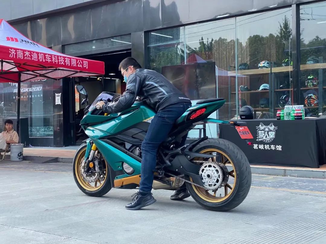 飞儿骑行服对比雷翅骑行服,飞儿黑金骑行服