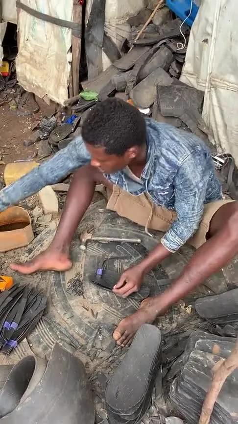 一鞋传三代，人走鞋还在。丢弃的报废轮胎，成了非洲最畅销的拖鞋