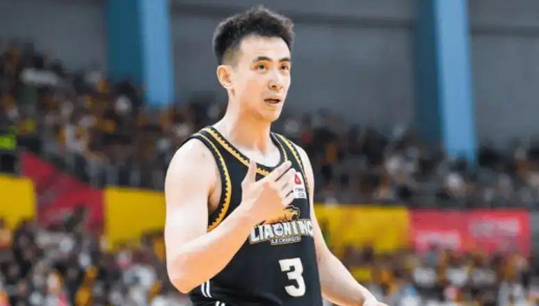 赵继伟三分张镇麟补扣,赵继伟从中场滑到三分线