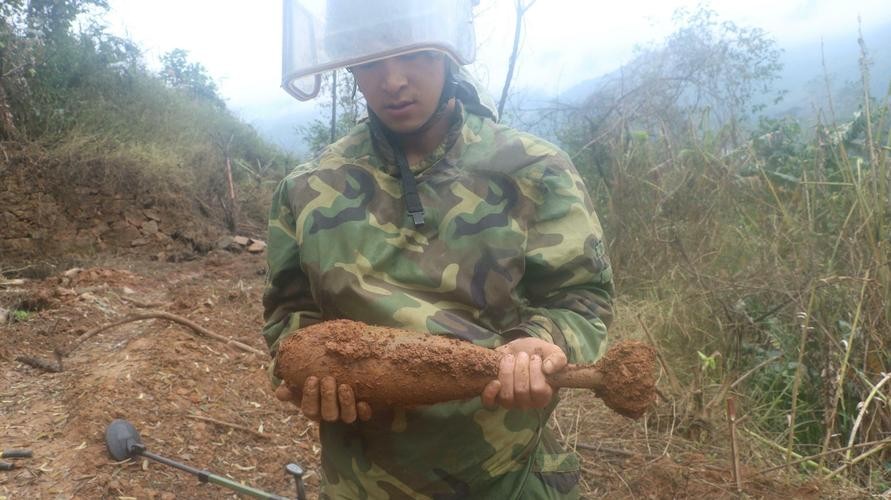 他是90后排雷英雄，27岁失去双手双眼荣立一等功，31岁获八一勋章