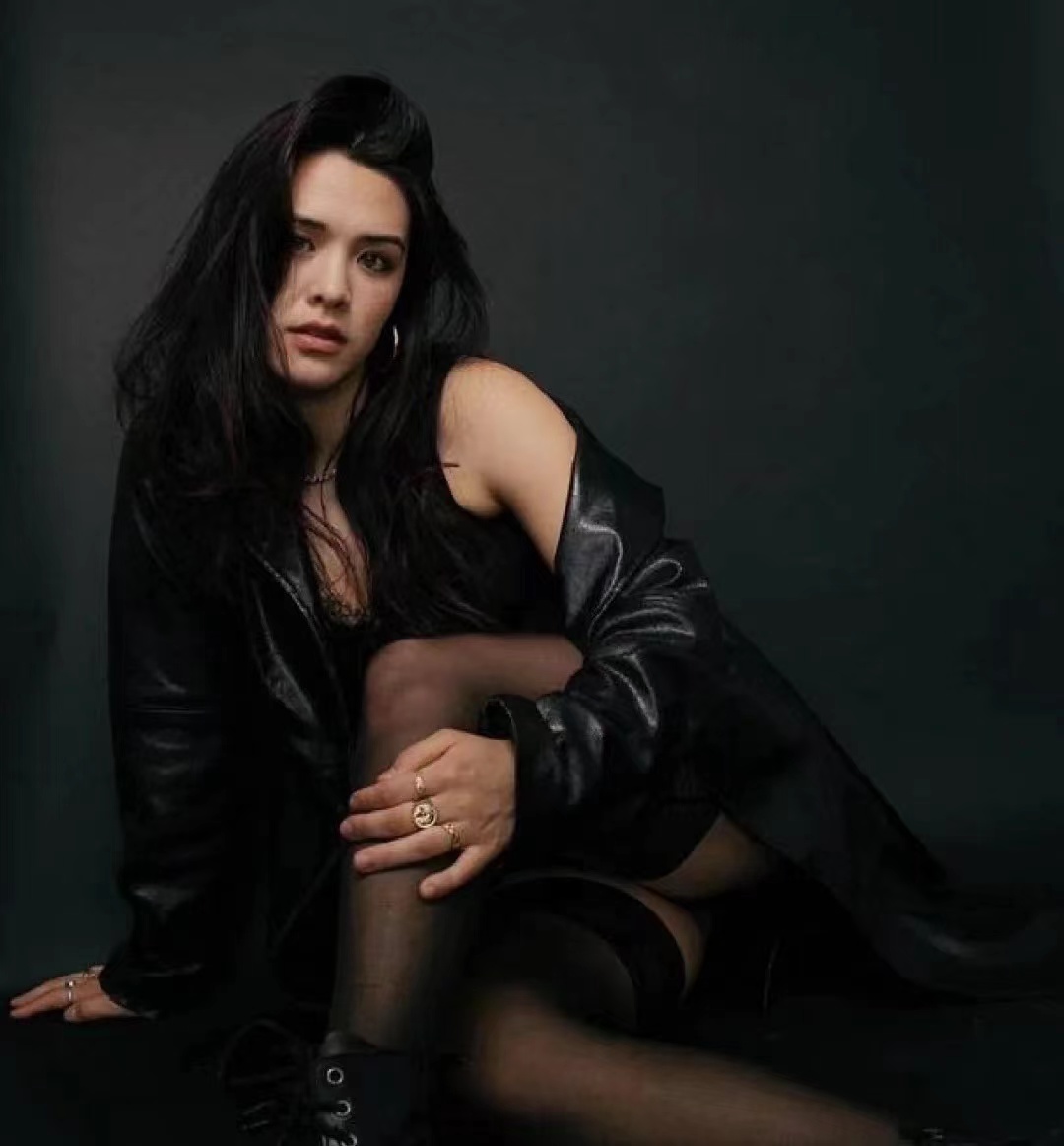 有一种尴尬叫“星二代玩性感”，*裤底**胸部全露，让明星父母都脸红