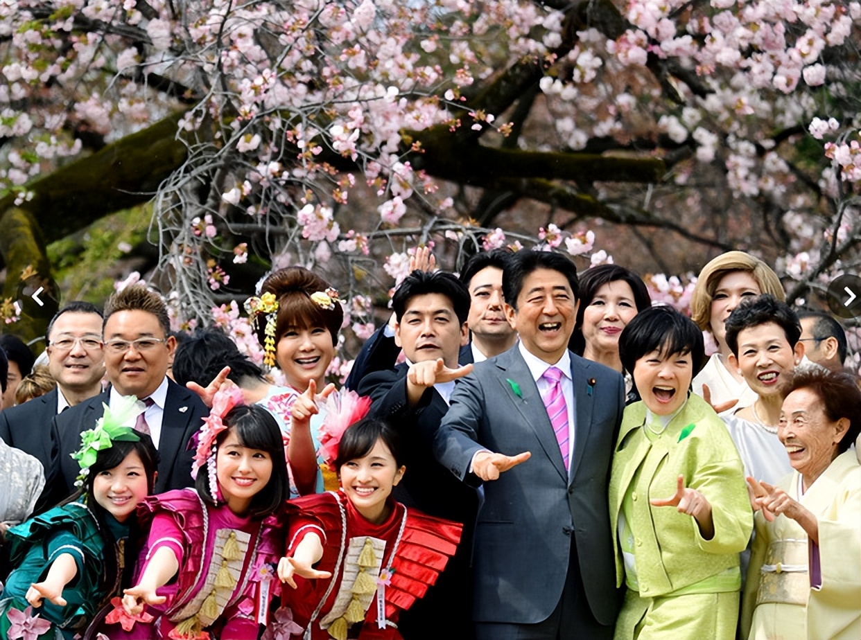 安倍遇刺身亡在场女保镖引热议,安倍妻子对安倍遇刺的反应