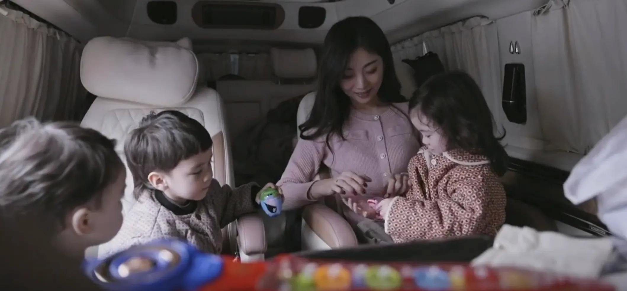 女模特10万元养三胞胎,30岁女模特生下三胞胎