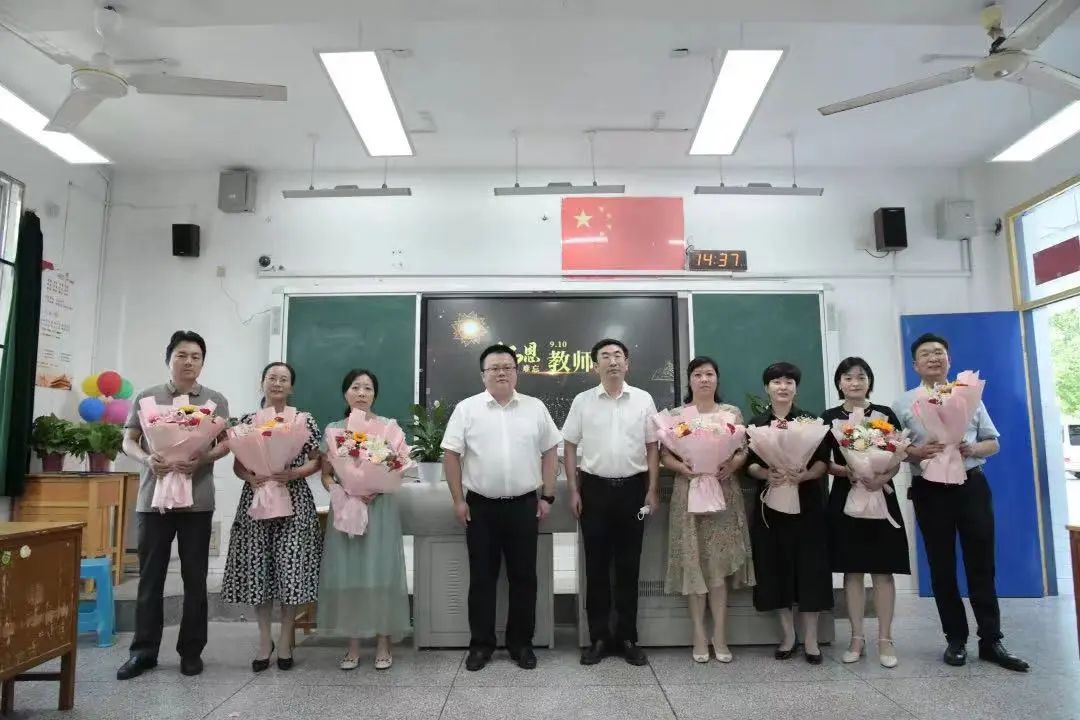 当教师节撞上中秋节广播稿,中秋节撞上教师节