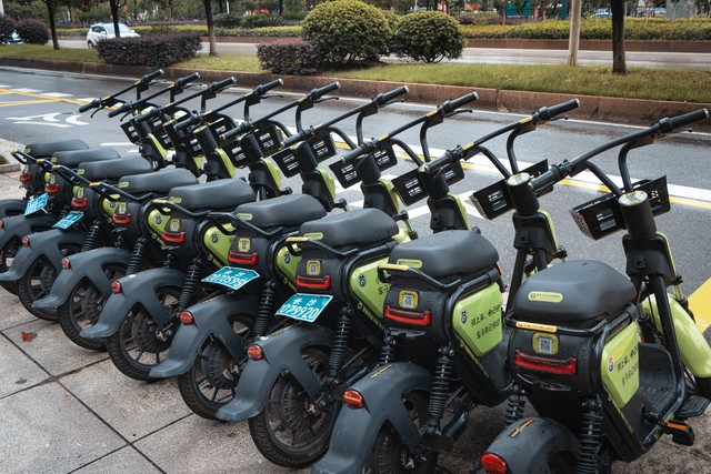 骑共享电动车没有牌照被罚,共享电动车骑行违法吗