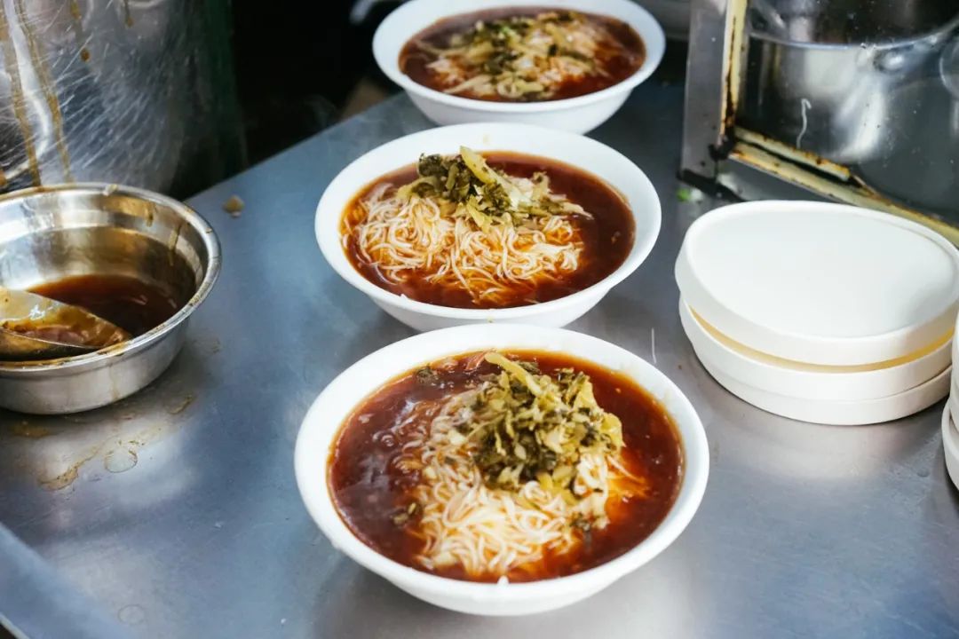 早餐烤乳猪，海鲜论盆卖？这座海岛小城舒坦得有点离谱了