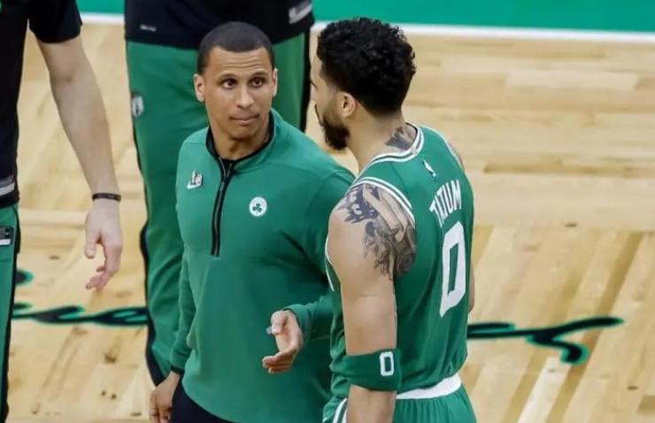 徐静雨马祖拉暂停期间怒扔战术板,徐静雨塔图姆连续三个失误