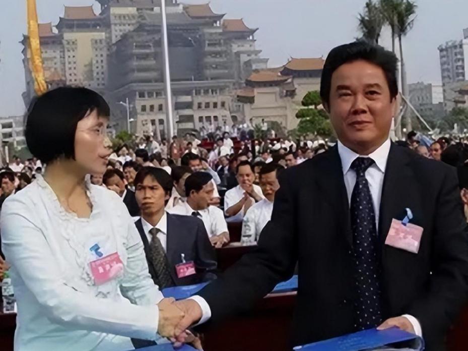 广西“蛇毒王后”：家藏价值47亿蛇毒，美国人送悍马讨好她求合作