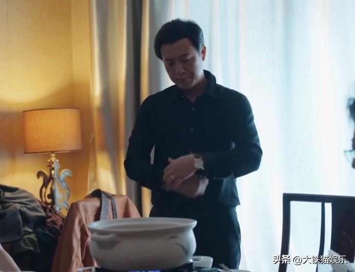 穿黑衬衫好看的人,穿黑衬衫的帅气男人