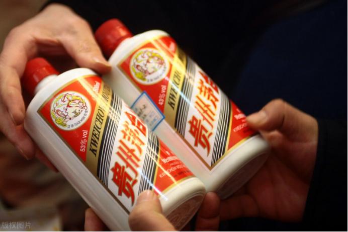 兄弟俩难得一聚，邀约吃饭，却在饭桌上差点动手，这是怎么回事？