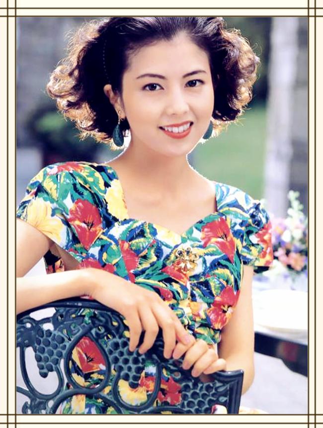和山口百惠齐名，拥有盛世美颜却至今未嫁，首唱《夜来香》成经典