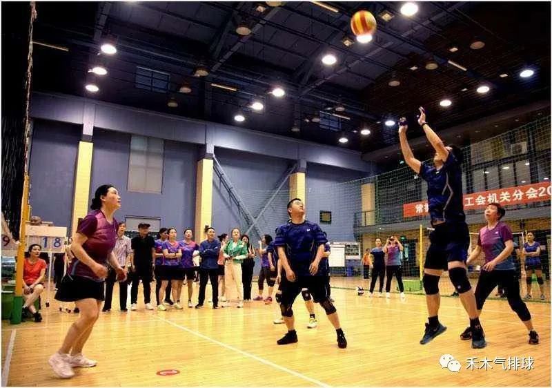 气排球上手传球的正确姿势,气排球正面上手传球练习