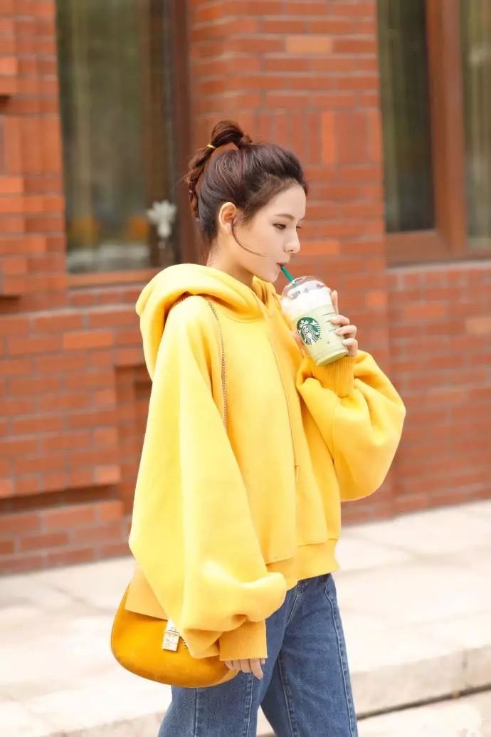 怕亮色服装翻车？记住“以色毒色”法则，轻松变街头“俏女郎”