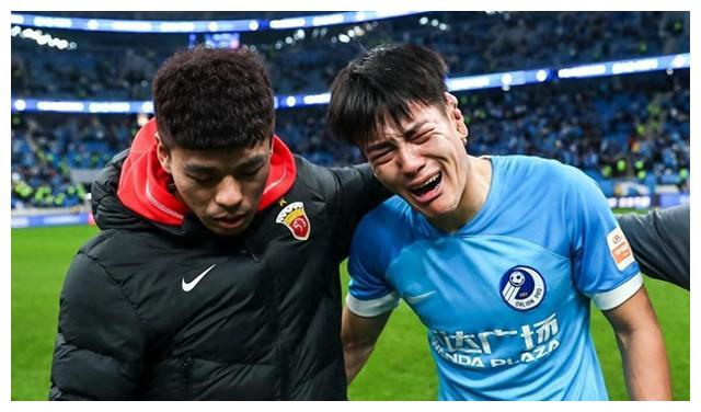 海港球迷高举南通球衣挑衅！林良铭送王大爷羽绒服李帅祝福老东家