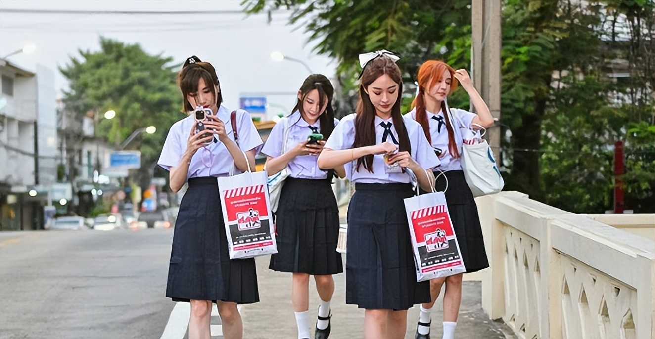 旅游穿泰国校服,中国游客穿泰国校服