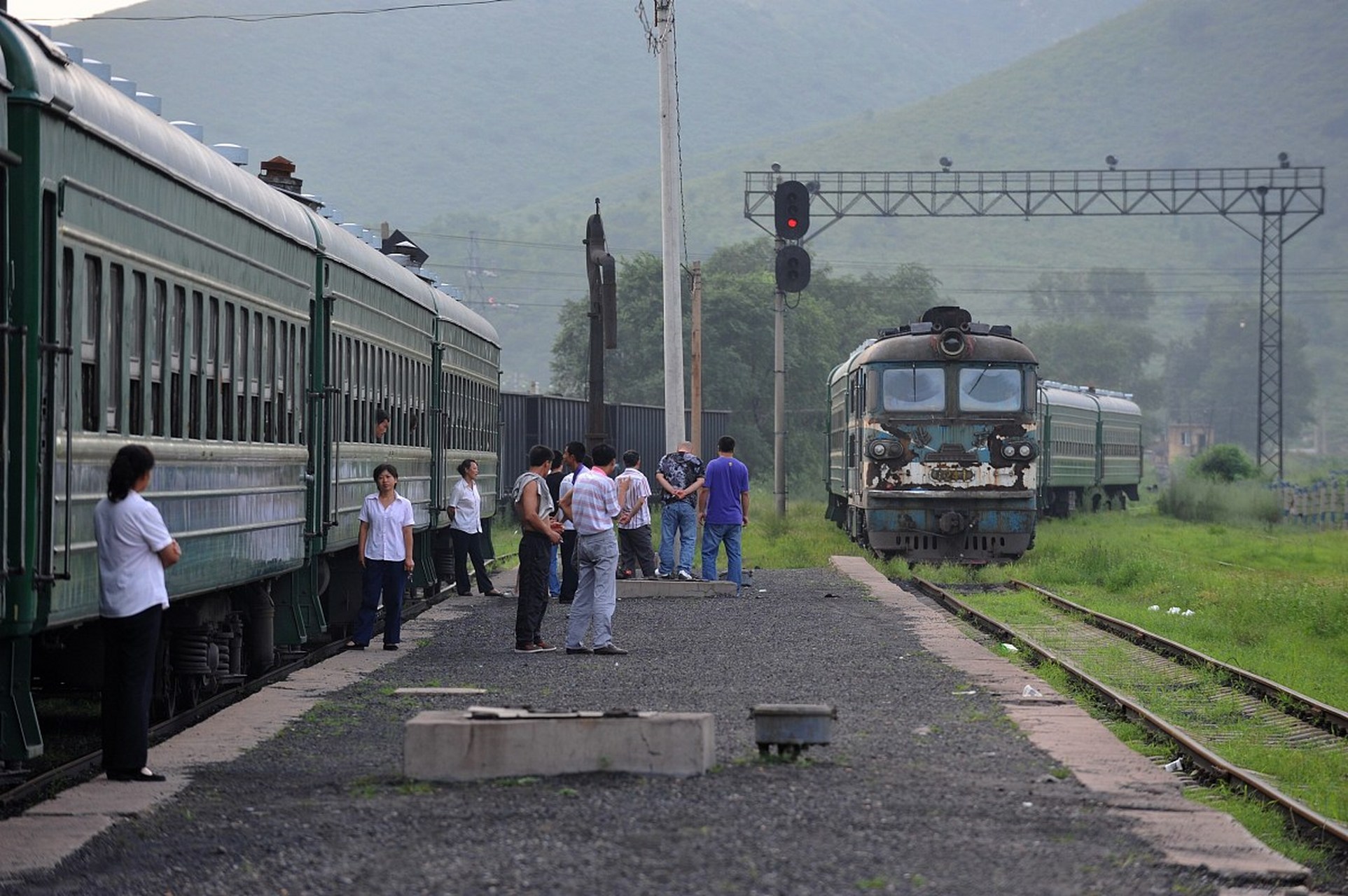 走进朝鲜，朝鲜火车站售货员长相标致，身着制服叫卖吸引乘客购买