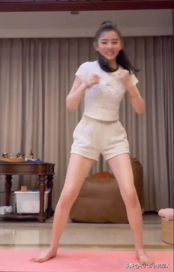 51岁钟丽缇玩冲浪晒好身材,钟丽缇出席活动力压柳岩