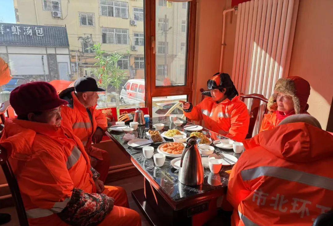 冬至饺子宴情暖环卫工,环卫工免费吃饺子馆