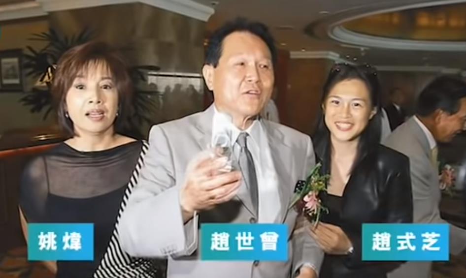 86岁赵世曾携女伴现身街头,赵世曾为女朋友庆生