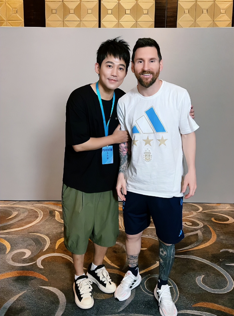 闯进场拥抱梅西球迷发声,球迷冲进球场拥抱梅西跑了多少米