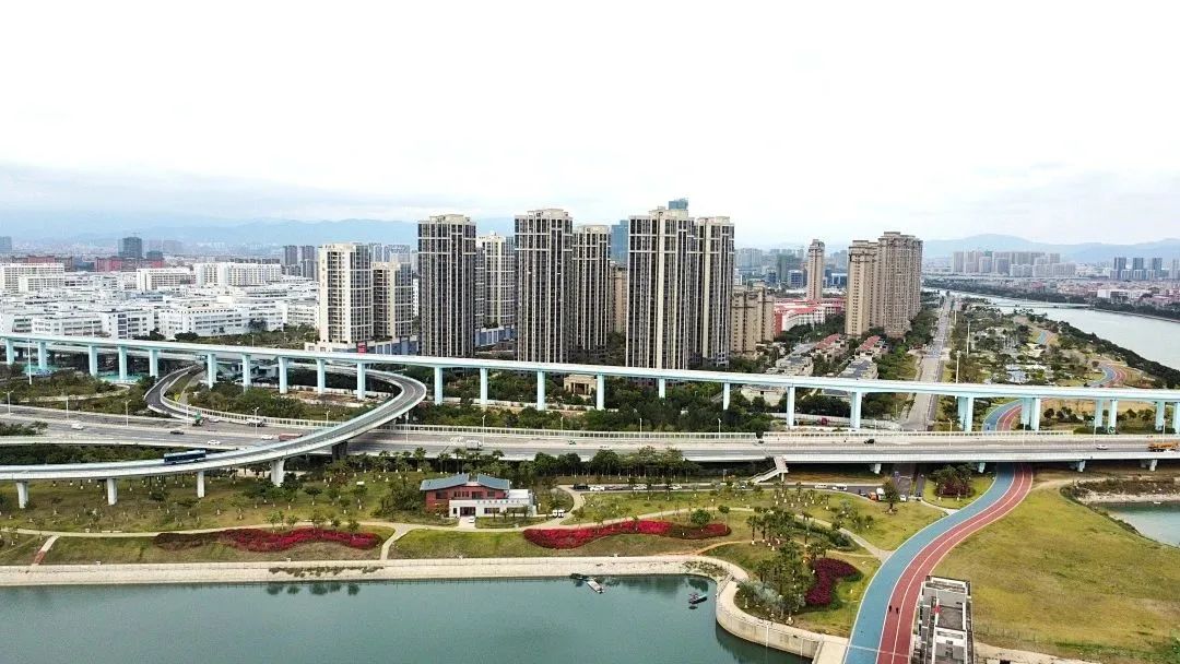 一起乘坐火车去旅游,一起乘坐飞机旅游