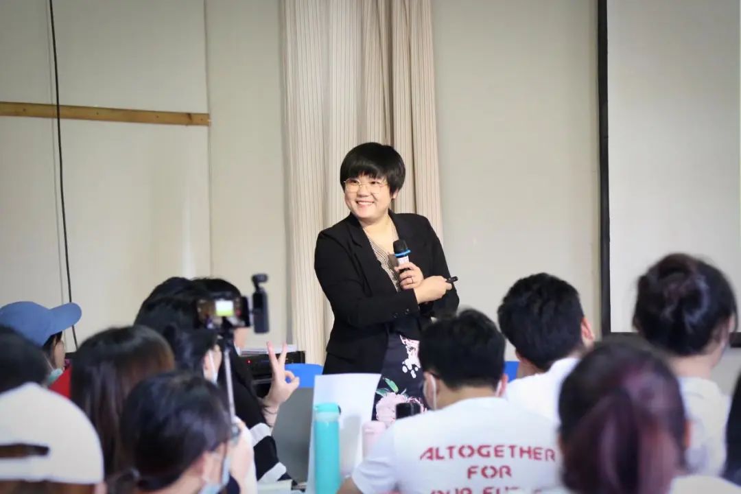 立德树人担使命匠心铸魂育英才,立德树人守初心薪火相传担使命