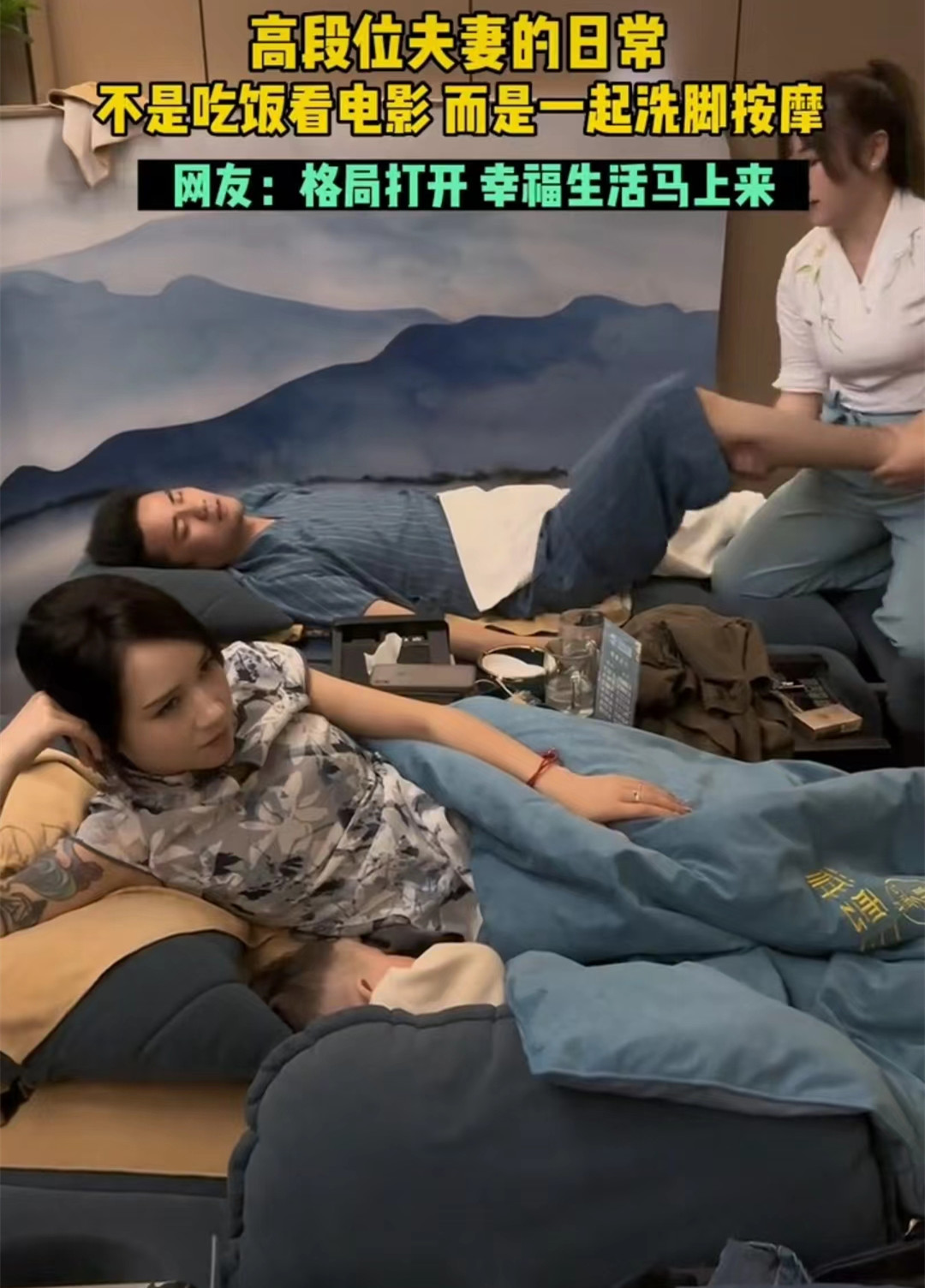 女子深夜带老公去足疗，帮他点个*技师女**按摩，自己在一旁躺着享受