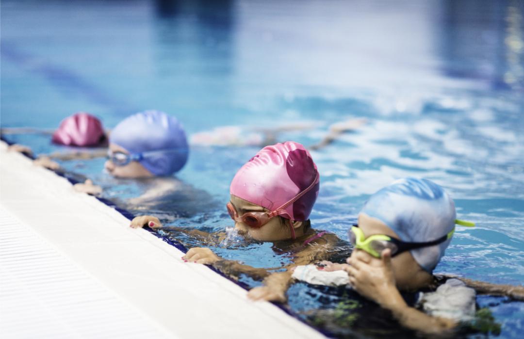 游完泳眼睛红用什么眼药水,游完泳眼睛感染