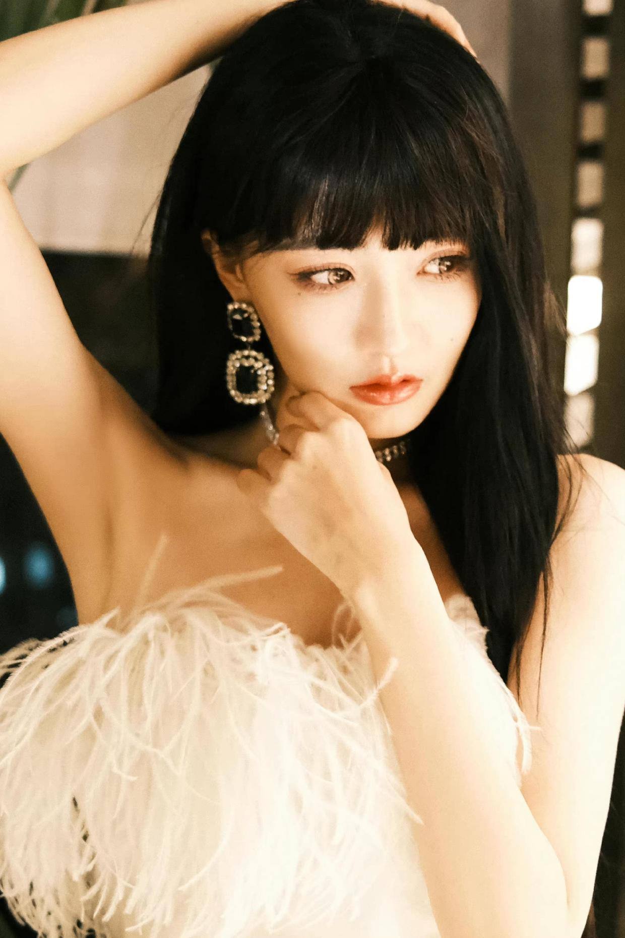 徐璐红毯吊带黑长裙造型,徐璐一袭长裙惊艳十足