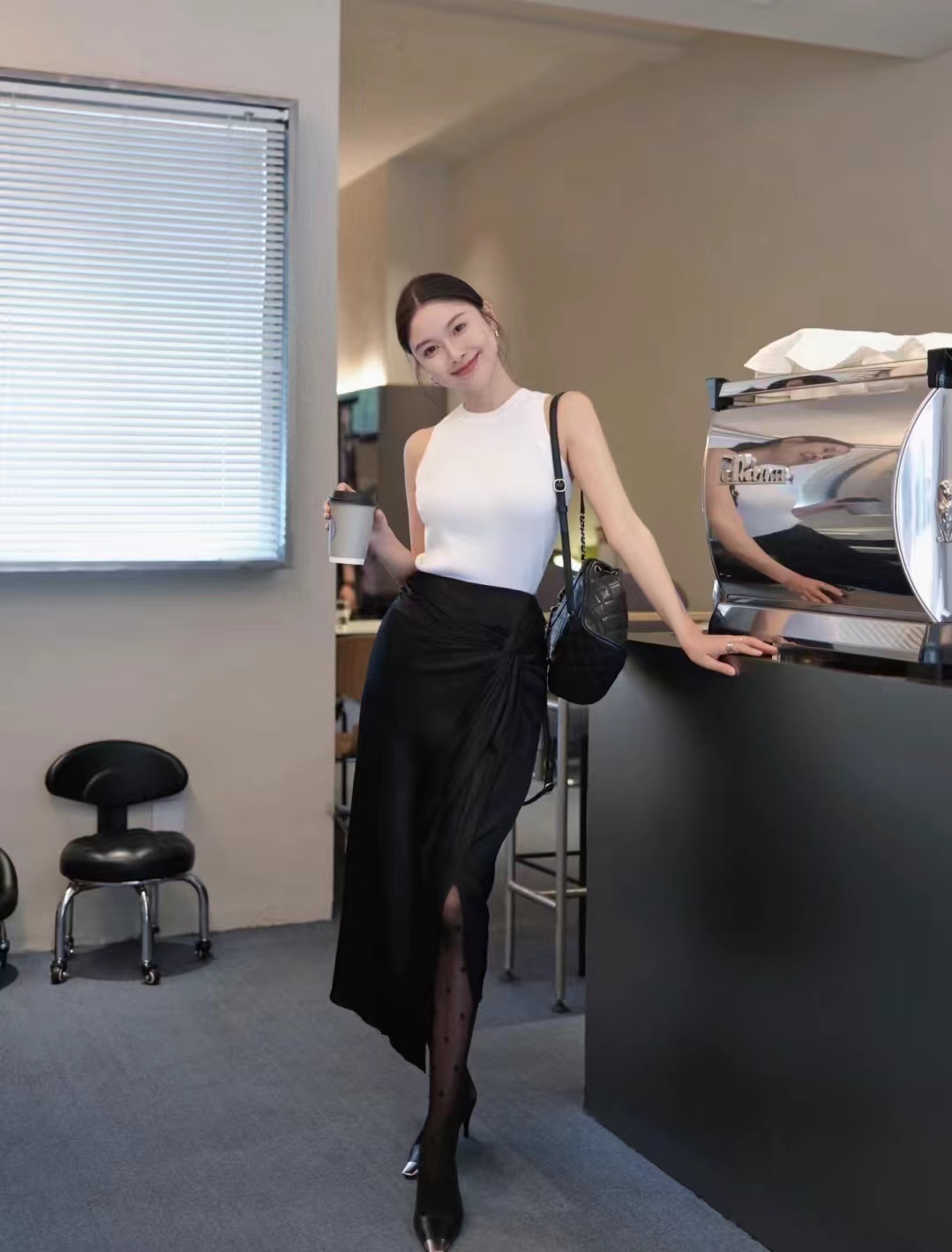 褶皱黑色半裙搭配什么鞋子,女生黑色长半裙搭配什么上衣好看