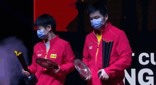 小胖和莎莎领奖视频,小胖跟莎莎眼神互动