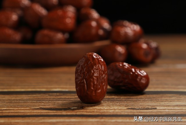 手脚冰凉，手指沾凉水咳嗽：需要温通心阳，流通血脉，消散寒邪