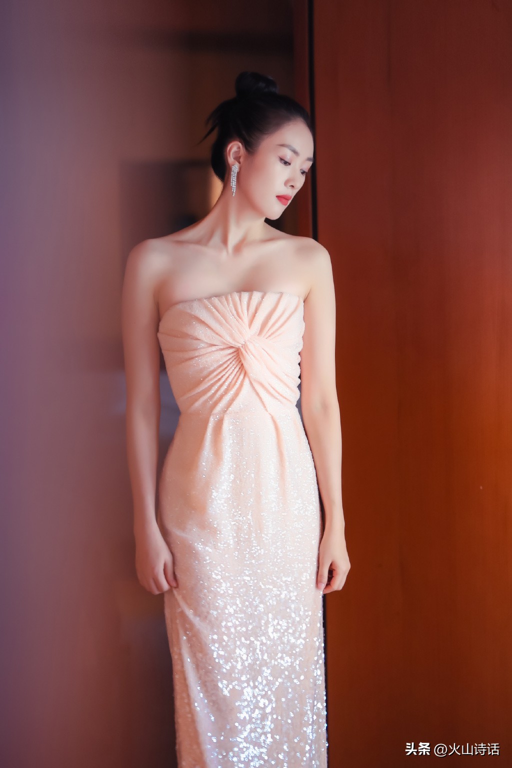 诗特刊|火山诗话|年度诗歌精选|《2022年度最佳诗歌30首》发布