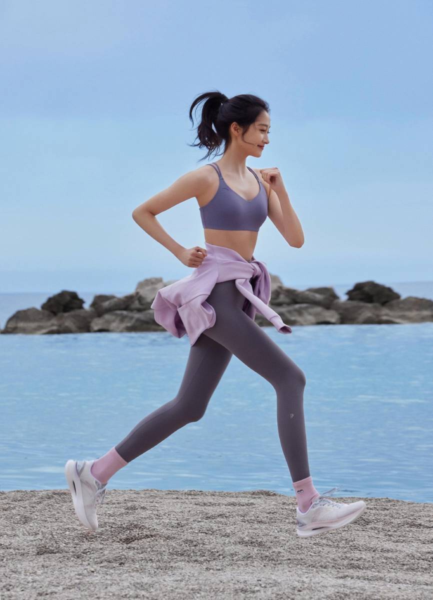 关晓彤分享海边跑步照，穿运动内衣身材性感，商家侵权赔其100万