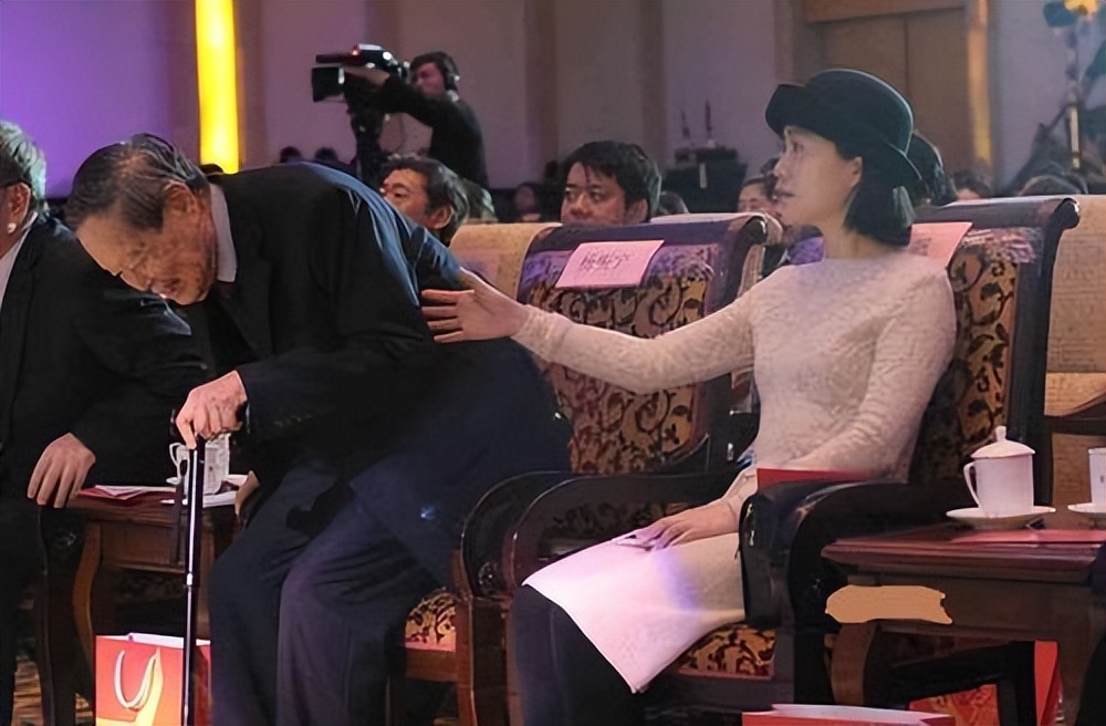 杨振宁100岁与翁帆合影近照,杨振宁和翁帆的亲密照