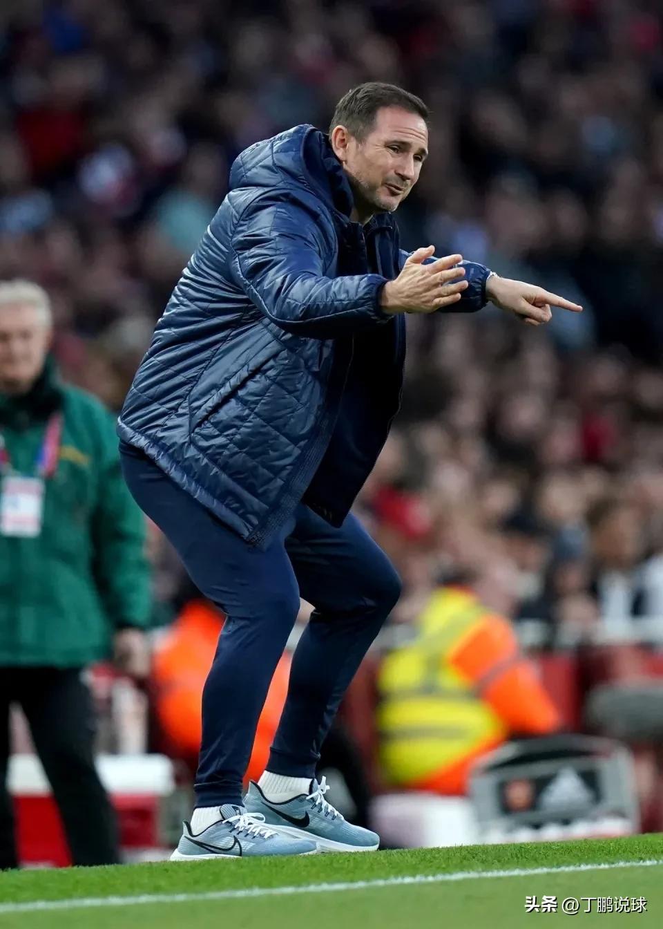 伦敦德比一边倒！整活的神灯和一盘散沙的蓝军，帮助枪手完成疗伤