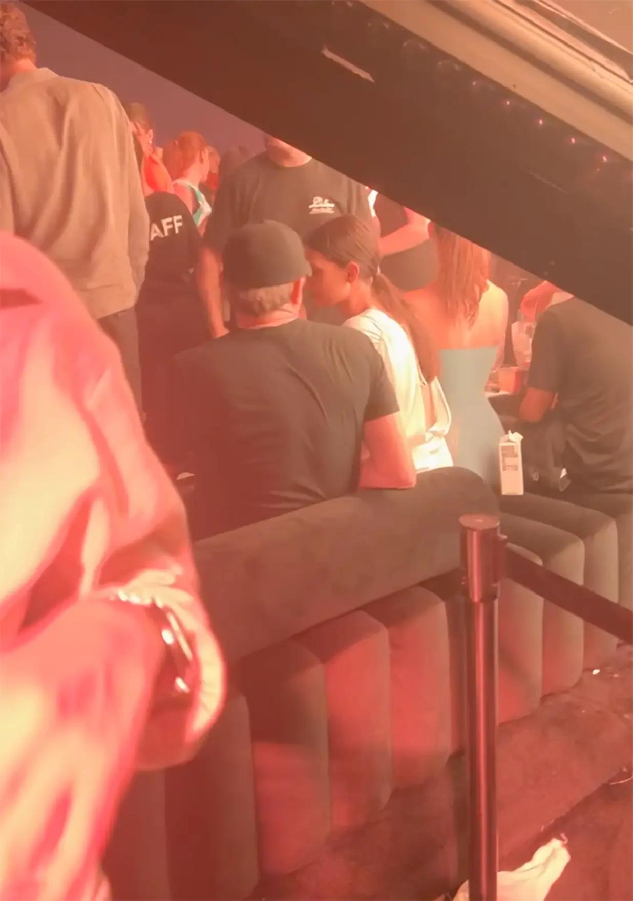 小李子办游艇派对女友庆生,小李子和朋友一起在游艇度假