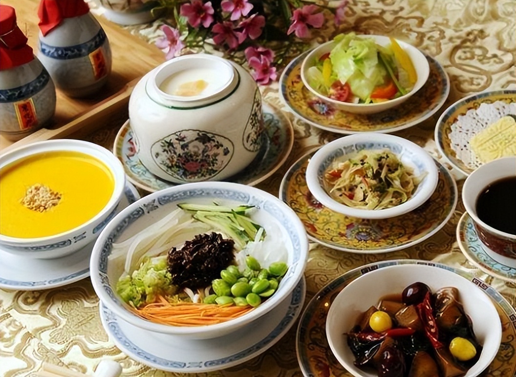 皇帝吃饭“食不过三”，剩下的食物去往哪里，竟形成一条产业链