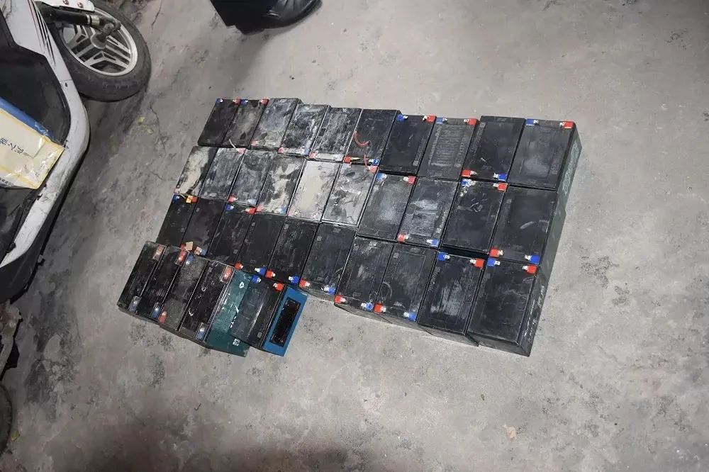 我的电瓶车老是跳闸是怎么回事,电瓶车有电就是跑不快是什么原因