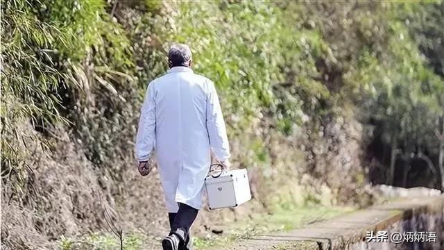 笑破病房！低收入者小明靠幽默医治病痛，全村人笑翻天