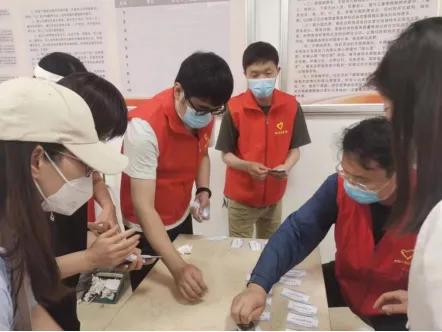 让党徽在疫情防控中闪光,让初心在抗击疫情中绽放光芒