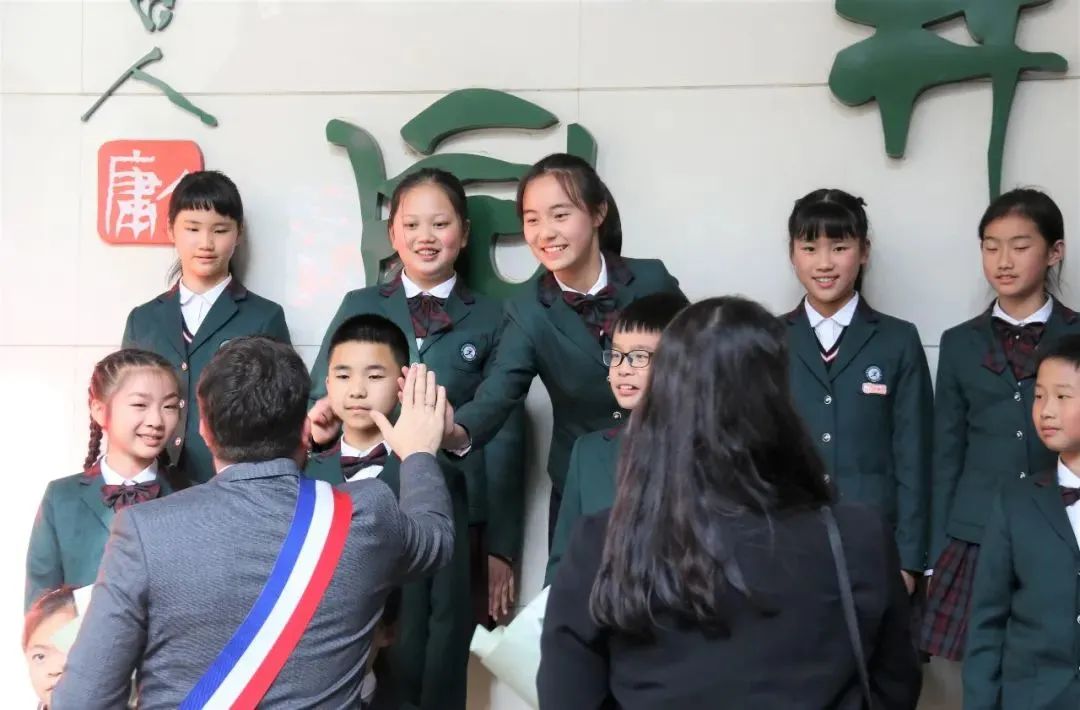 法国欧坦市市长一行来渝交流考察,法国欧坦市市长访问学校