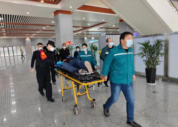 男子火车上突然腹痛难忍,男子在列车上脚疼