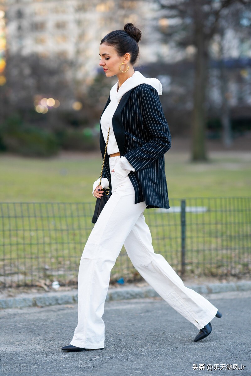 超in的早春西装穿搭合辑来啦,明星穿西装搭配运动鞋
