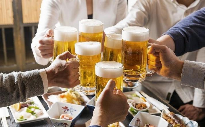 男子一年喝一千斤酒膀子像河马,男子喝酒脖子变河马脖